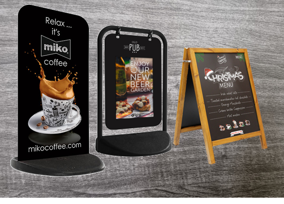 Un tablero y letreros de pavimento