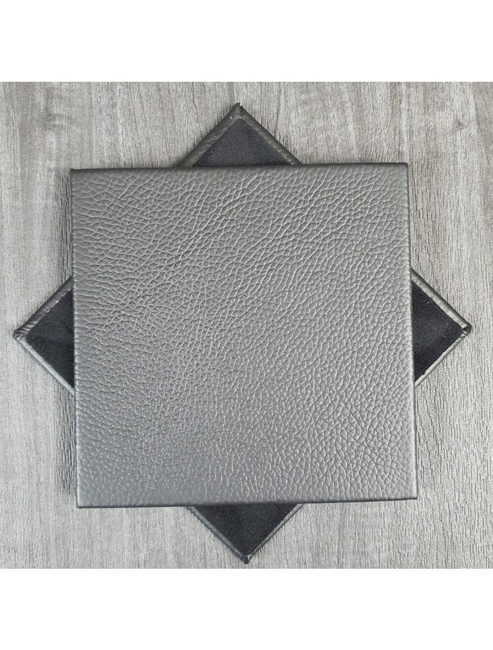 Coaster de cuero Black Shelly: 10 cm SQ (artículo de venta)